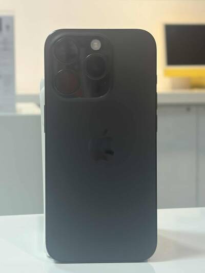 Apple iPhone 15 Pro 128GB - tytan czarny - zdjęcie 1